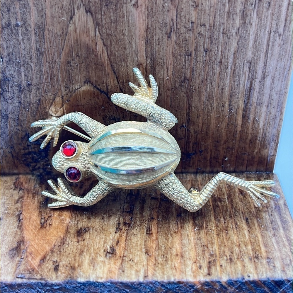 Vintage gold tone textured froggy frog pin brooch red eyes - Picture 9 of 11